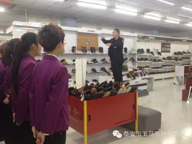 新時代商廈五馬店利用歡樂周五進行士氣展示比賽！